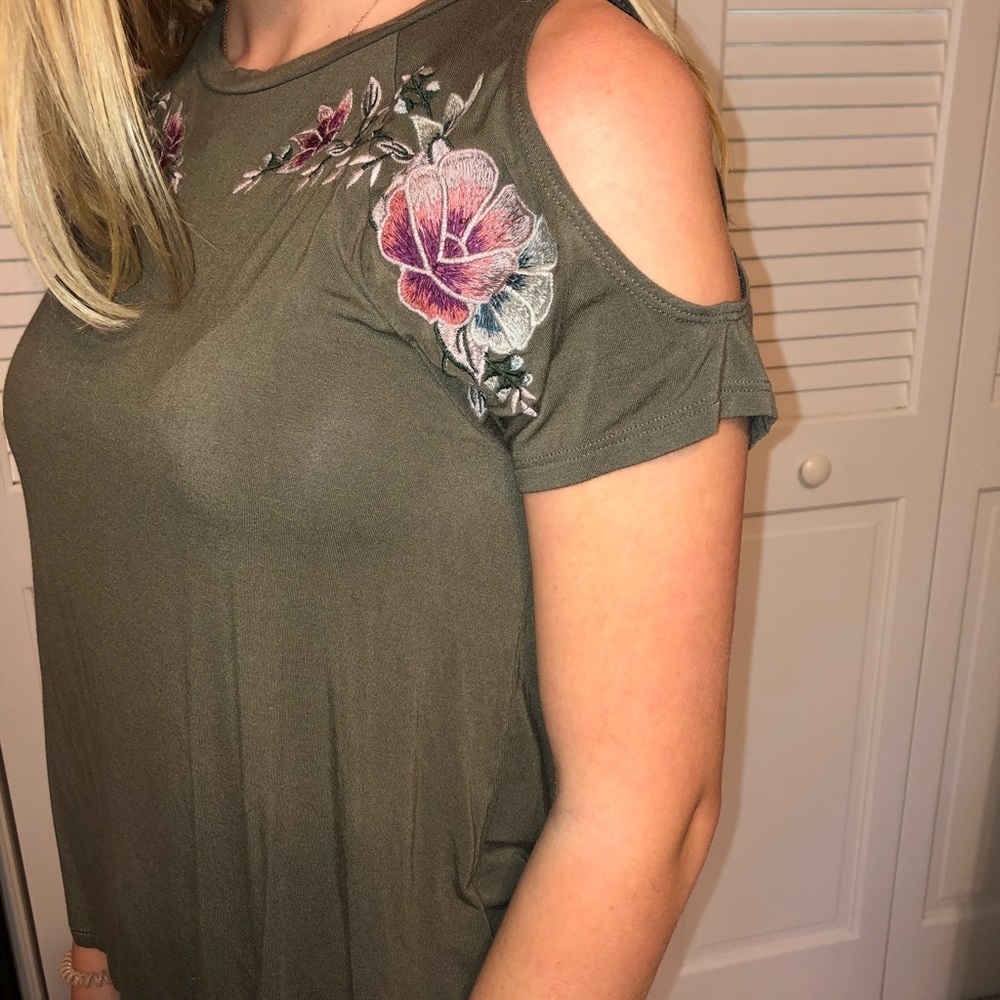 •Olive green cutout shoulder top